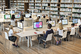 在计算机教室里学习的孩子图片