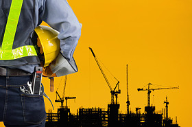 工程师拿着黄色的安全帽照片