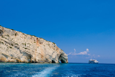 船舶、 海、 巖石海岸洞穴