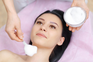 年輕的黑頭發(fā)的漂亮女人獲取過程中可好看