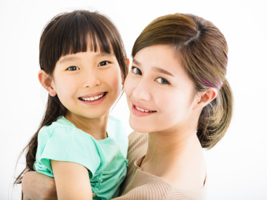 快樂(lè)家庭的媽媽和小女孩