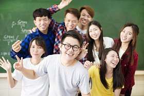快乐的青年组大学生在教室