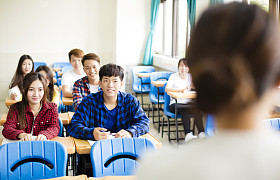 老师与大学生在课堂组图片