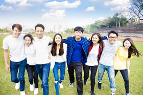 快乐的青年组的学生走在一起图片