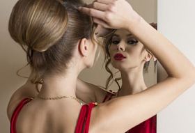 优雅的女孩，看着镜子图片