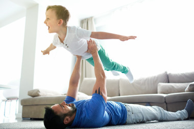 和儿子一起玩的人