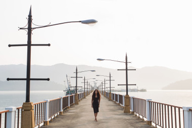 黑色的长头发的女人