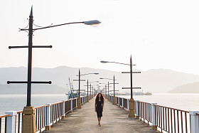 黑色的长头发的女人