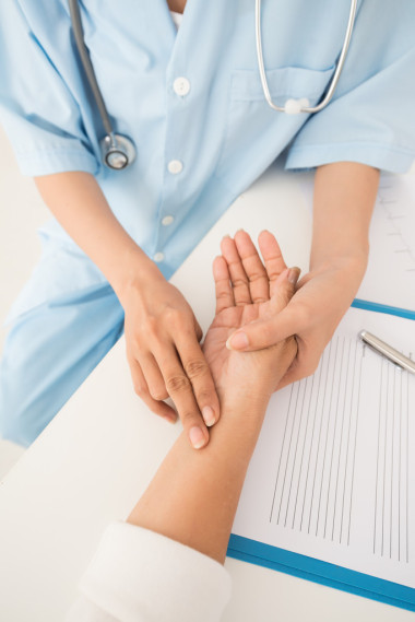 醫(yī)生檢查脈沖