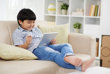 在平板电脑上玩的男孩