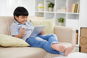 在平板电脑上玩的男孩