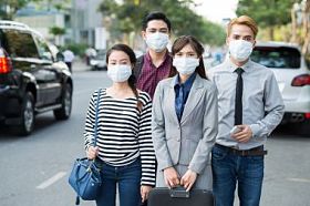 一群人在医用口罩