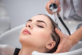 令人愉快的女人坐在美发沙龙图片