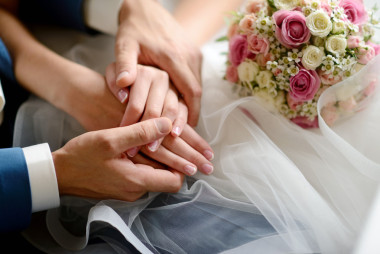 婚礼夫妇手牵着手