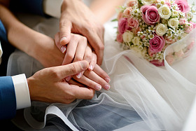 婚礼夫妇手牵着手