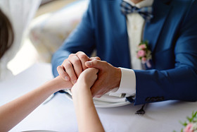 婚礼夫妇手牵着手