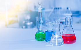 实验室玻璃器皿含有化学液体，科学研究