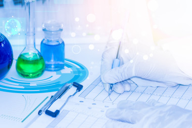 在科学家手里拿着试管分析瓶