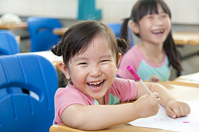 快乐的小女孩在教室