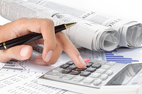 女人的手中一个计算器和一支钢笔