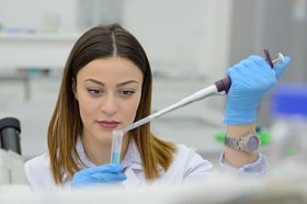 聪明的学生，与化学分析图片