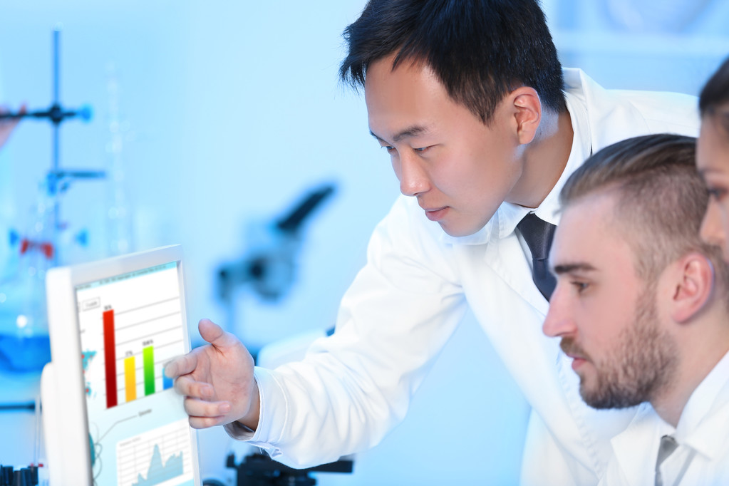 在实验室工作的医学技术人员 在实验室工作的医学技术人员