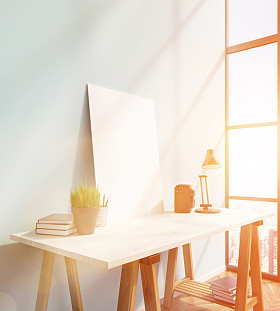 白色桌子上的空白框架，桌子上和桌子下的书籍，灯，右侧的窗户