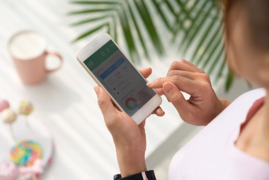 使用智能手机的女孩 照片