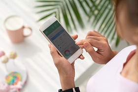 使用智能手机的女孩 照片