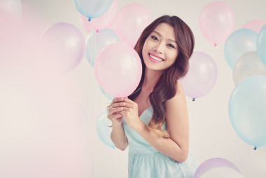 气球是面带笑容的女孩
