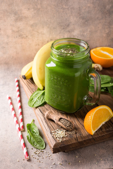 在玻璃罐菠菜健康绿色思慕雪