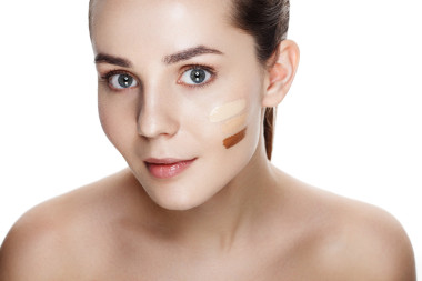 美容女孩尝试不同的色调的基础隐身器。纳图