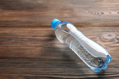 干凈的瓶裝的水圖片