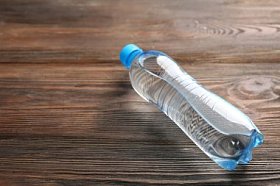 干净的瓶装的水图片