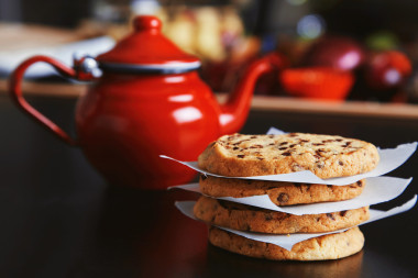 早上设置。黑桌上美味的脆脆自制饼干