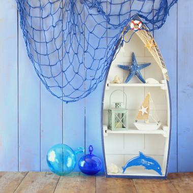 航海船形狀貨架和航海生活樣式對象木制的桌子上。老式過濾