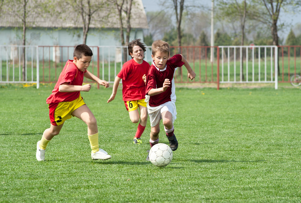 男孩踢踢球 男孩踢踢球