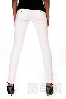 女性的美國(guó)女孩對(duì)白色時(shí)尚牛仔褲白色背景