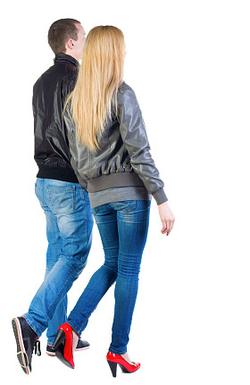 后视图的会对年轻夫妇
