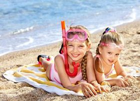 孩子们在海滩上玩耍。浮潜