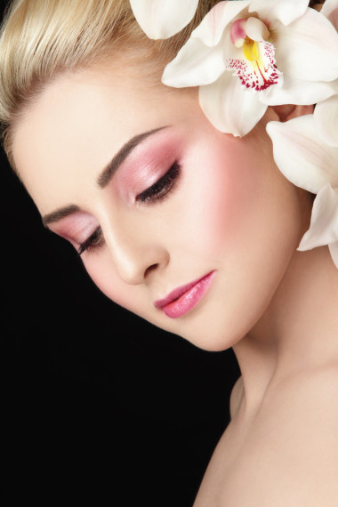 年轻漂亮的健康女人照片