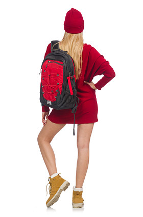 鲜红色的裙子和背包上白色孤立的漂亮女孩