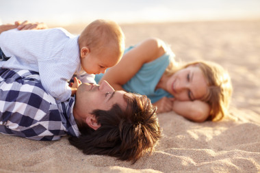 漂亮的家庭在一起的海灘上