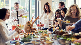 杯子和盘子的人