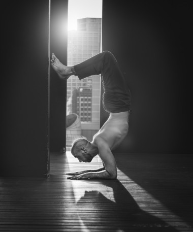 男人練習(xí)姿勢瑜伽