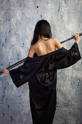 美丽的亚洲女孩在和服与武士