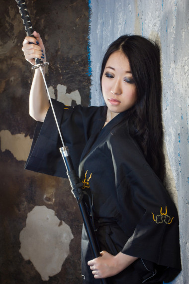 美麗的亞洲女孩在和服與武士刀