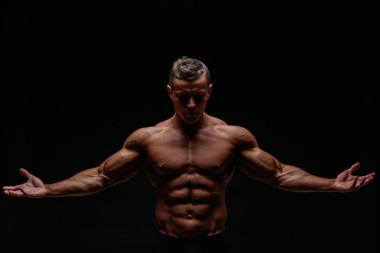 肌肉發(fā)達(dá)的男性尸體