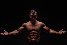 肌肉发达的男性尸体