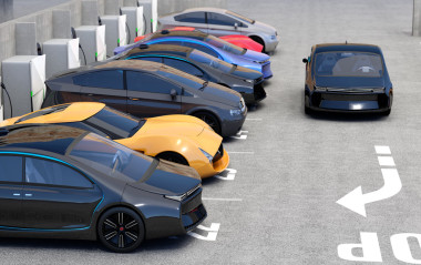 尋找在停車場(chǎng)收費(fèi)點(diǎn)的藍(lán)色電動(dòng)汽車